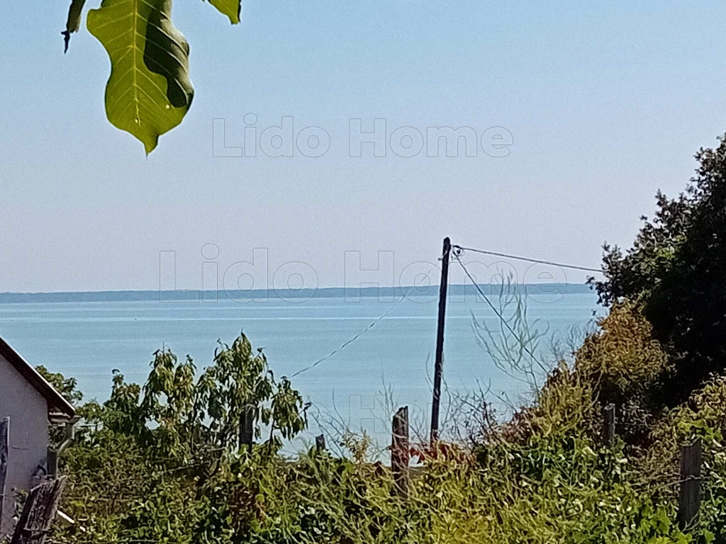 ELADÓ RÉSZPANORÁMÁS NYARALÓ ÉPÜLET ALSÓÖRSÖN