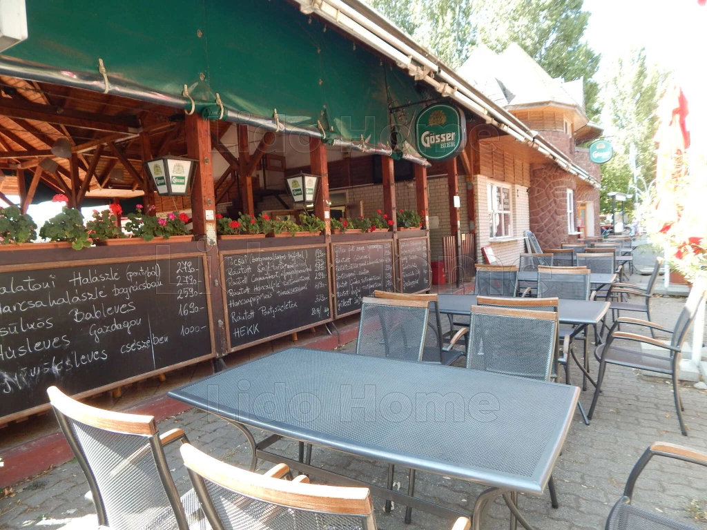 Eladó bejáratott étterem teljes berendezéssel az alsóörsi strandon