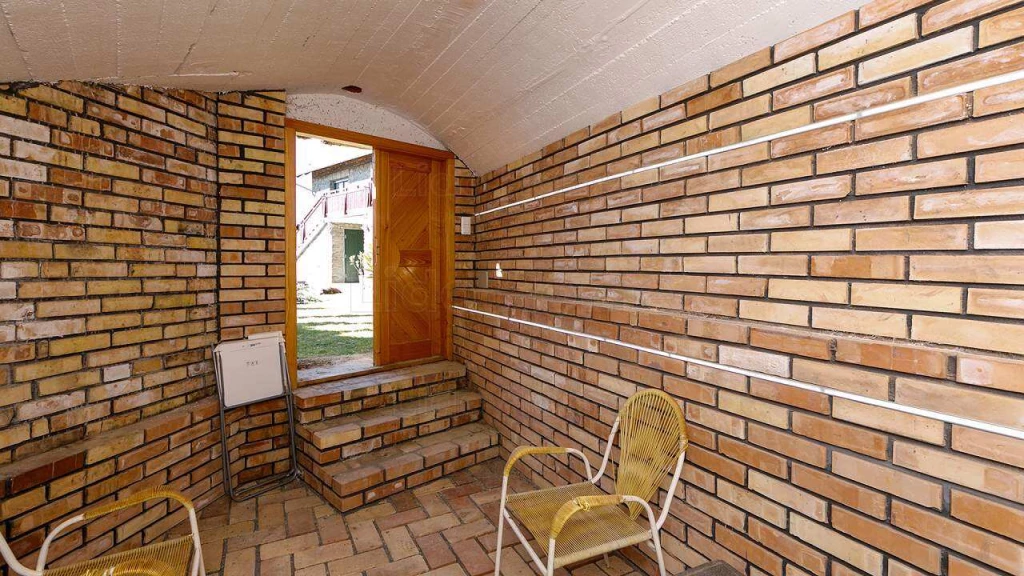 Modern felújítás, erdei hangulat és panoráma – álomotthon a Balaton partján Tihany szívében!