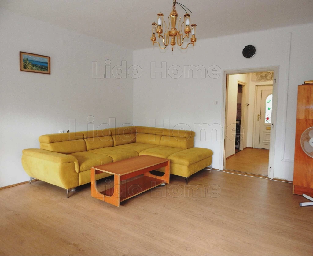 Jó állapotú sorházi lakás saját kerttel Balatonfüred központjában eladó!