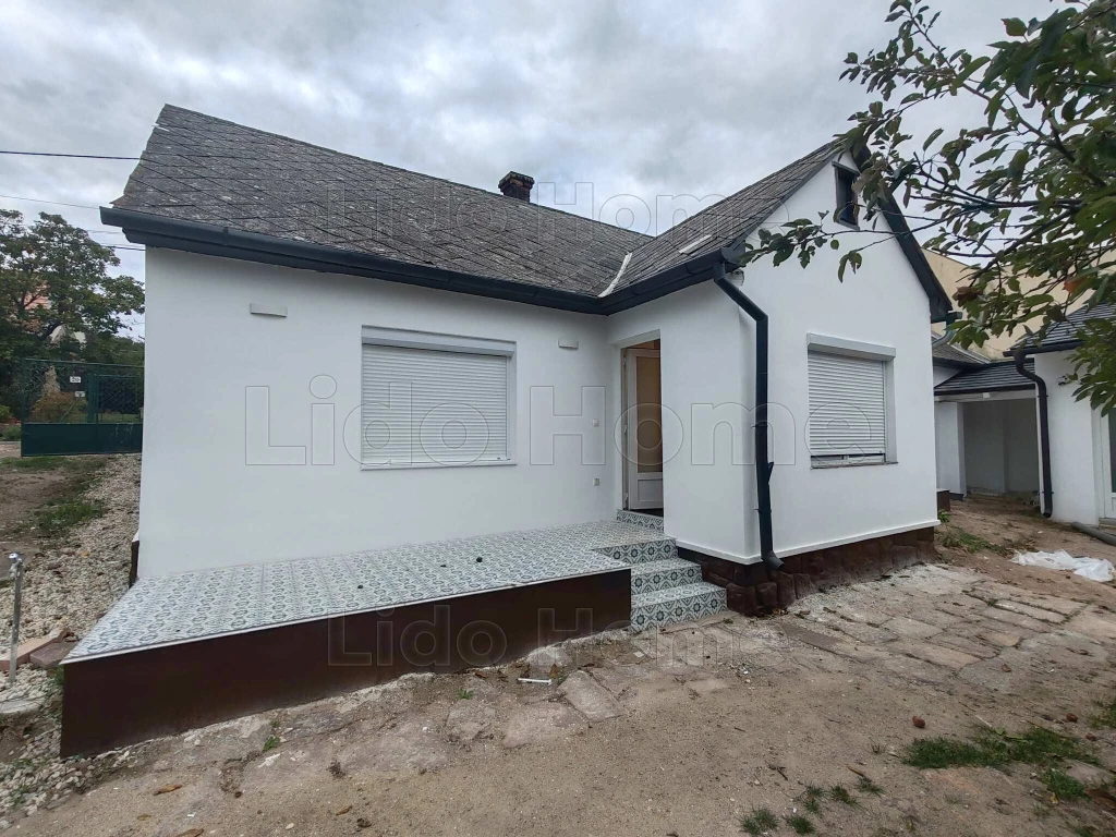 Lido Home Balatonalmádi eladásra kínálja ezt az egyedi Balatonszepezd központjában található felújított családiházat!