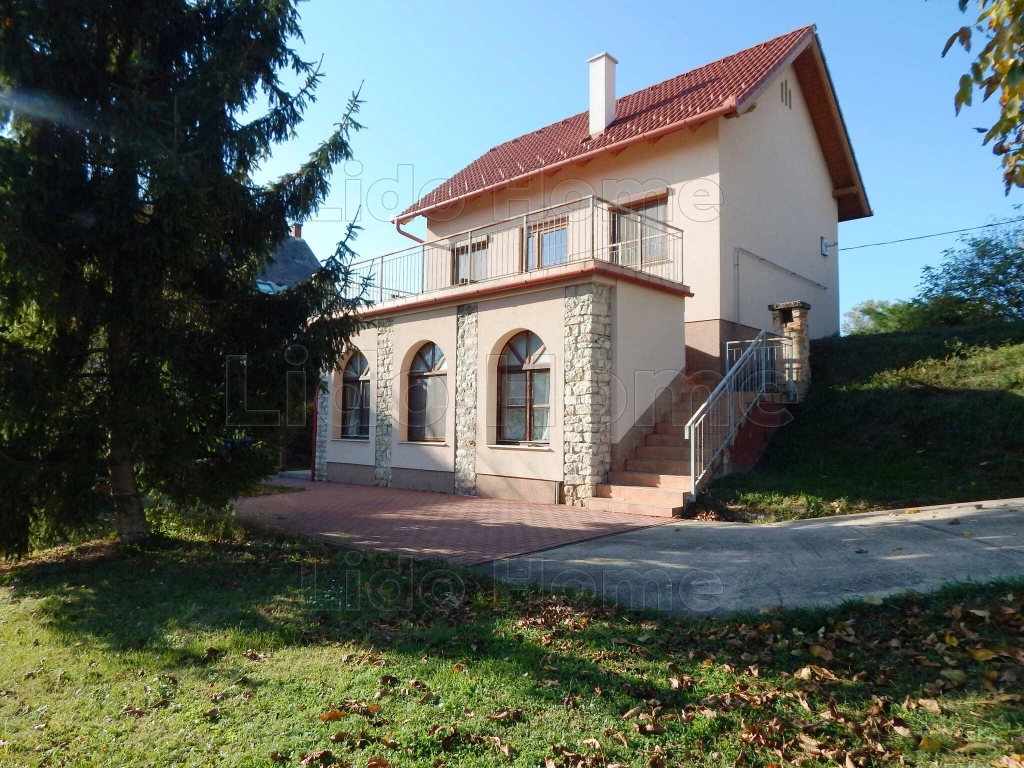 Eladó hangulatos családi ház borospincével Balatonfüreden, a Tamás-hegy lábánál