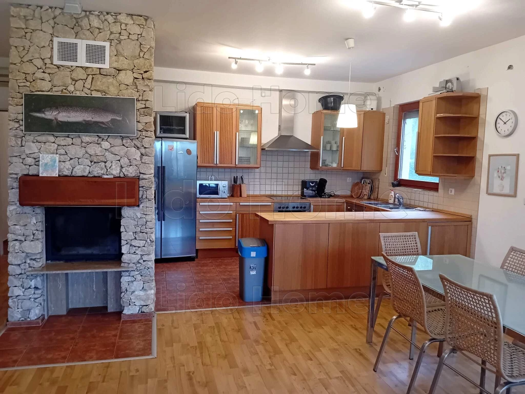 Kiadó vízparti földszinti lakás zárt lakóparkban Balatonakaliban