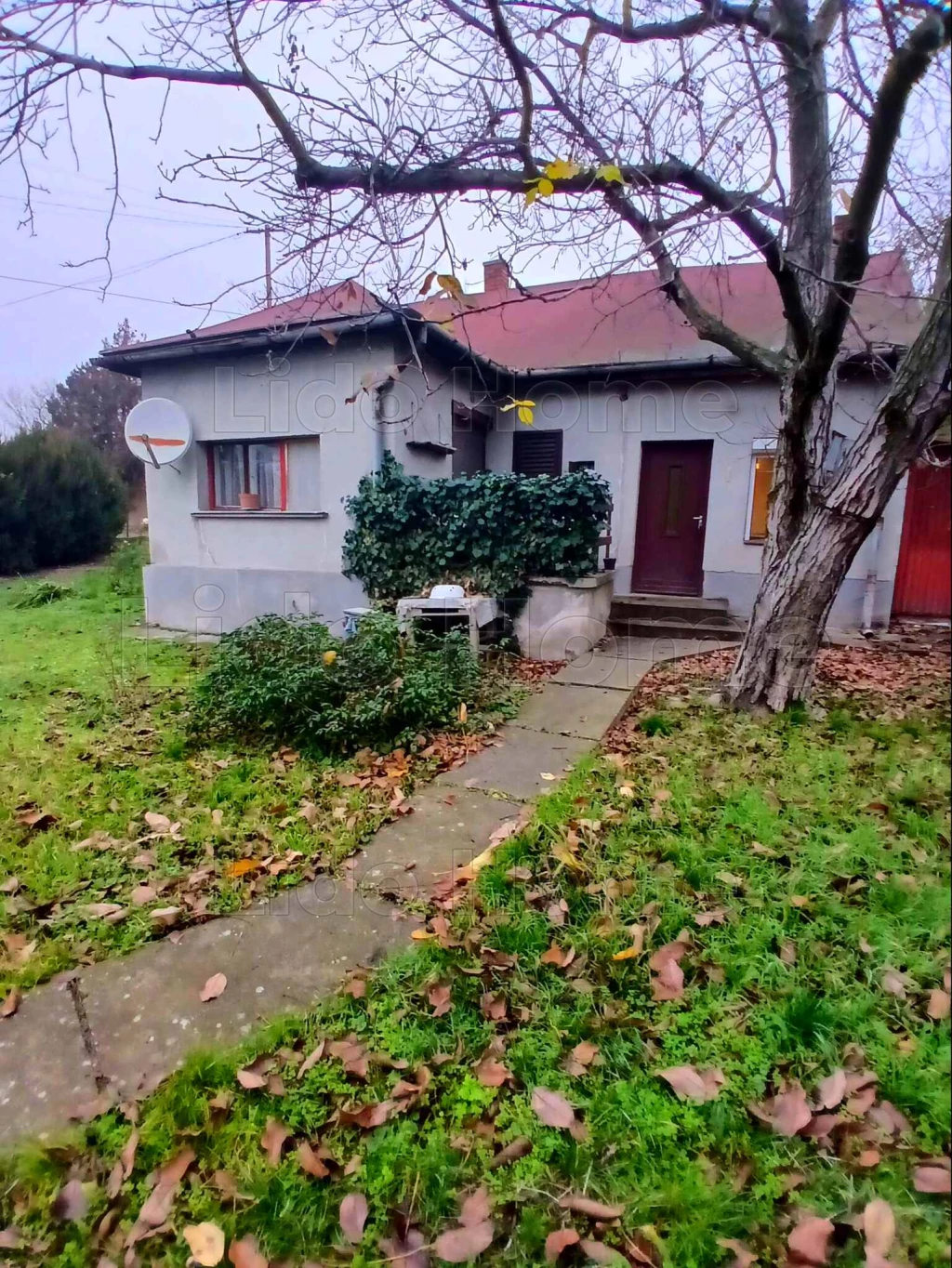 Balatonfőkajáron osztható telekkel bővítési lehetőséggel kis családi ház eladó!