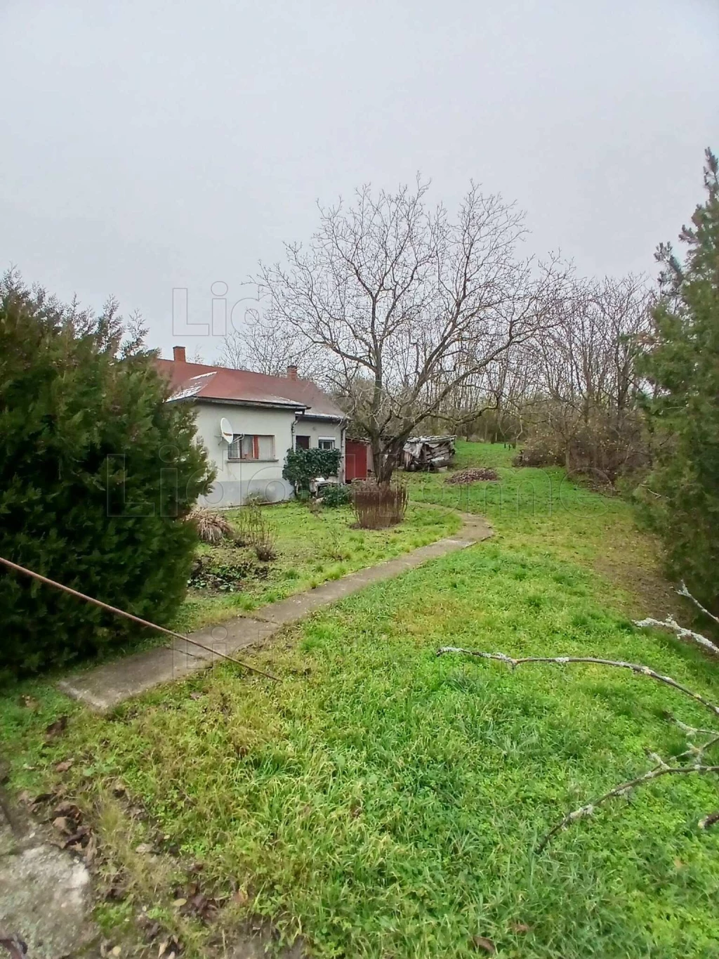 Balatonfőkajáron osztható telekkel bővítési lehetőséggel kis családi ház eladó!