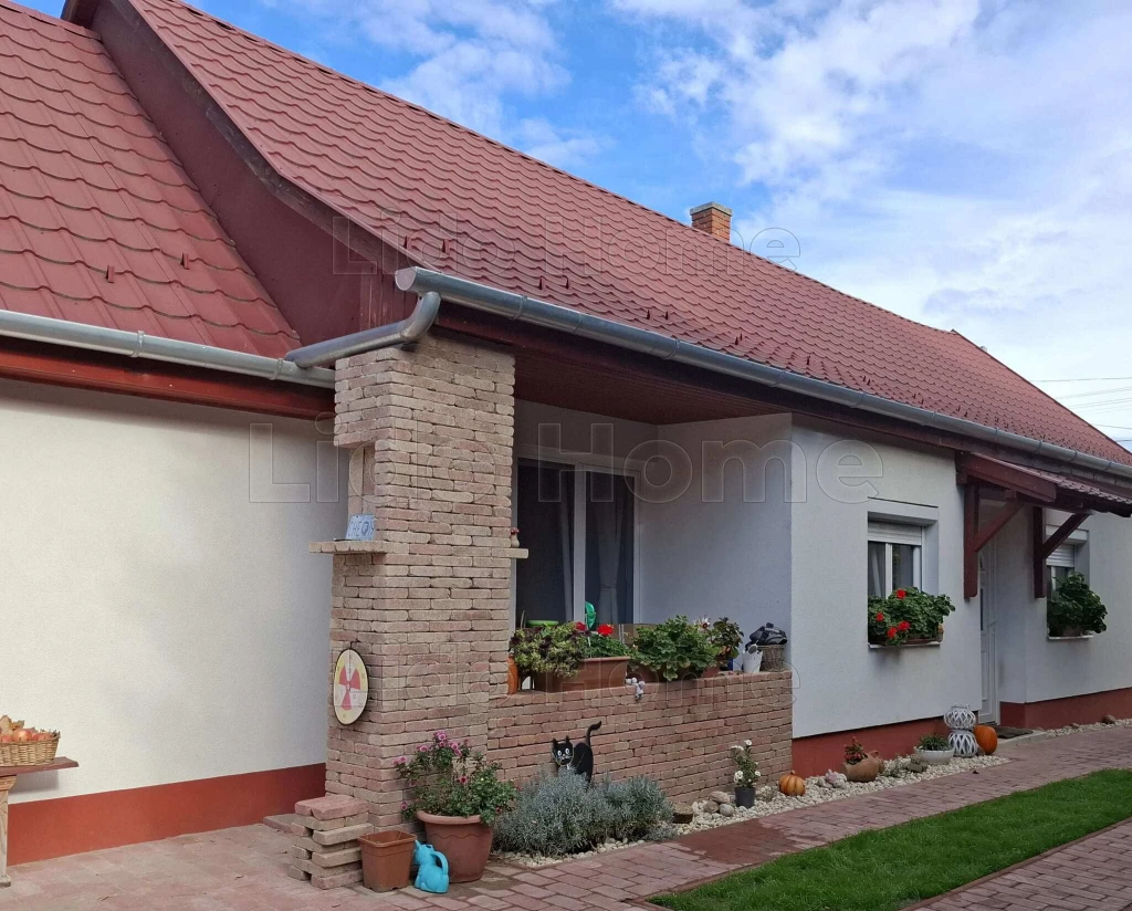 Otthon eladó családiházas övezetben Balatonkenesén!!
