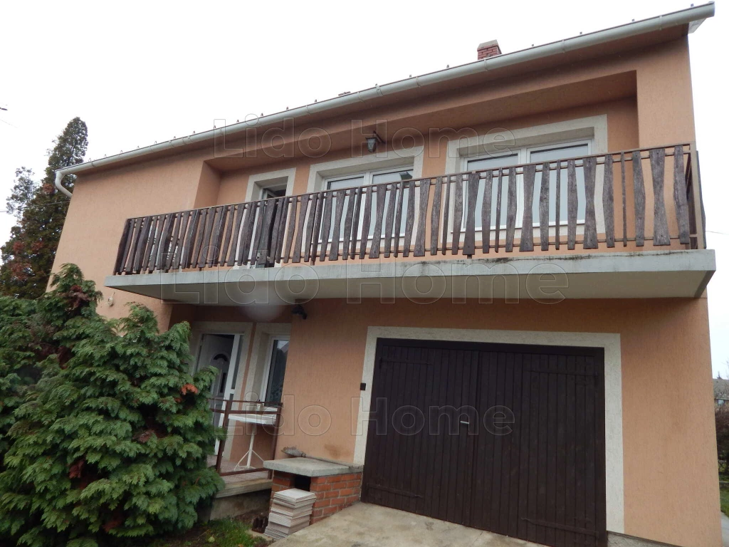 Eladó kétgenerációs családi ház Veszprémfajszon, a Balatontól 10 km-re