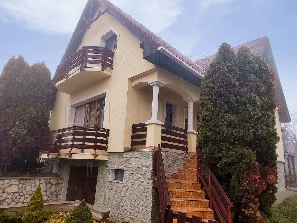 Kiváló állapotú, háromszintes családi ház Felsőörsön!