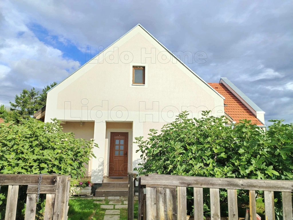 Újszerű, kétszintes családi ház Felsőörsön!