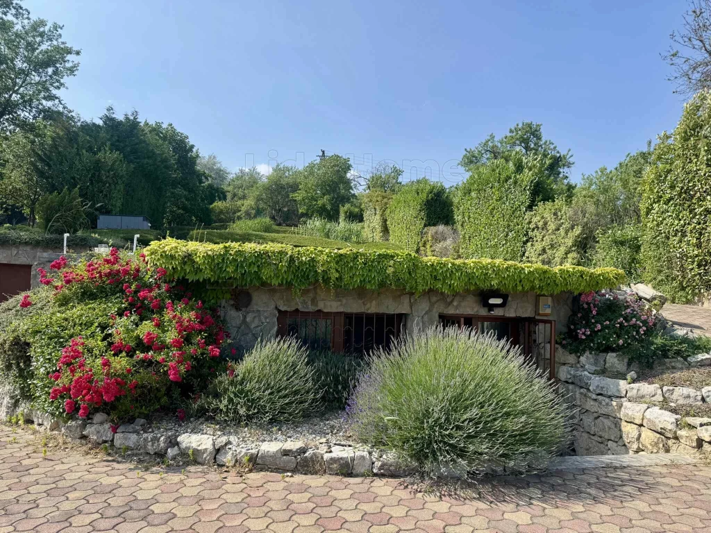 Gyönyörű panorámával és medencével rendelkező zártkert Alsóörsön!