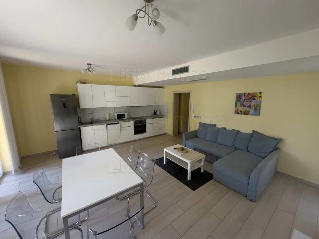 Exkluzív, kertkapcsolatos földszinti lakás kiadó Csopakon – 50 méterre a Balatontól