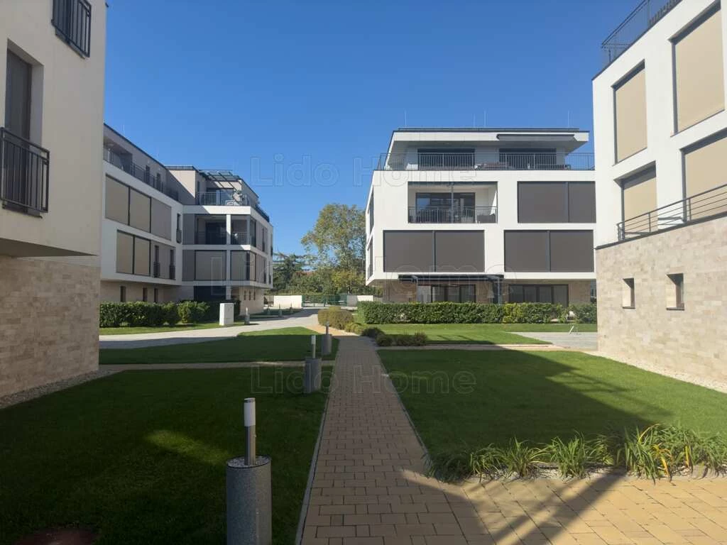 Exkluzív, kertkapcsolatos földszinti lakás kiadó Csopakon – 50 méterre a Balatontól