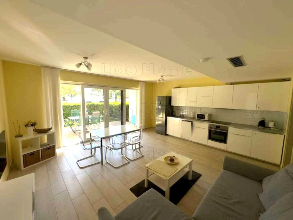 Exkluzív, kertkapcsolatos földszinti lakás kiadó Csopakon – 50 méterre a Balatontól