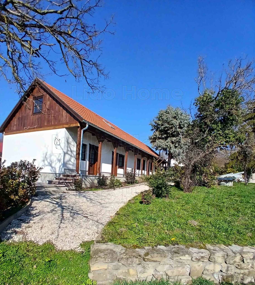 Karakter és jövőbeni lehetőség egy ingatlanban Balatonfőkajáron!