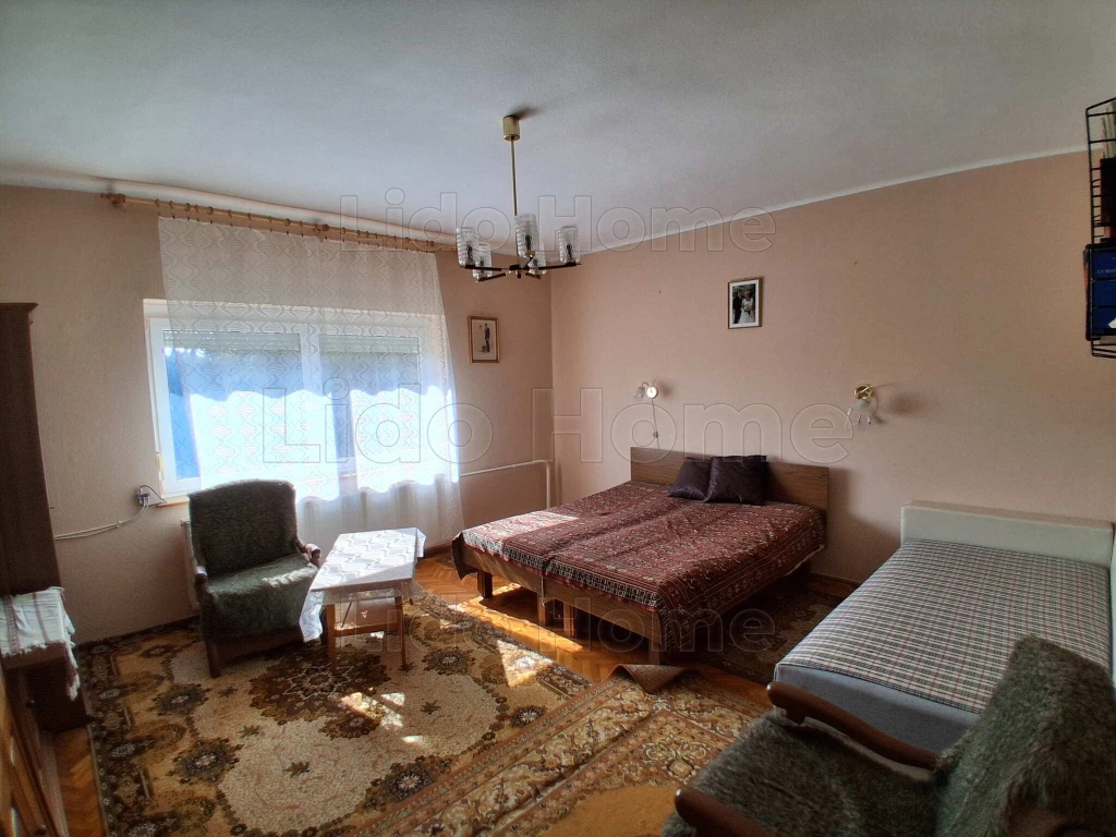 Balatonalmádi szívében, 400 méterre a strandtól egy kétszintes kertkapcsolatos lakás eladó!