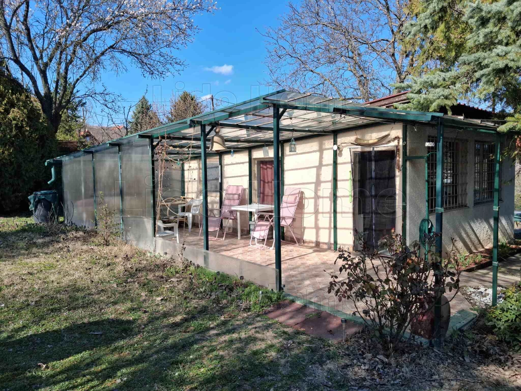 ELADÓ ZÁRTKERTI NYARALÓ BALATONALMÁDIBAN AZ ÚJHEGYEN