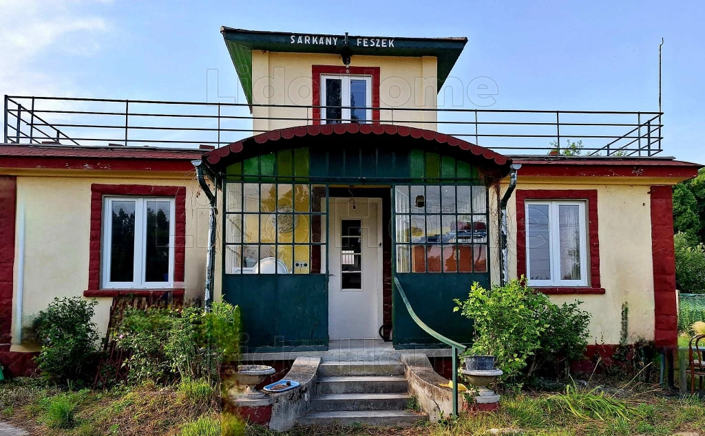 Vízparthoz közel bővíthető ház nagy telekkel 2 utcáról megközelíthető!