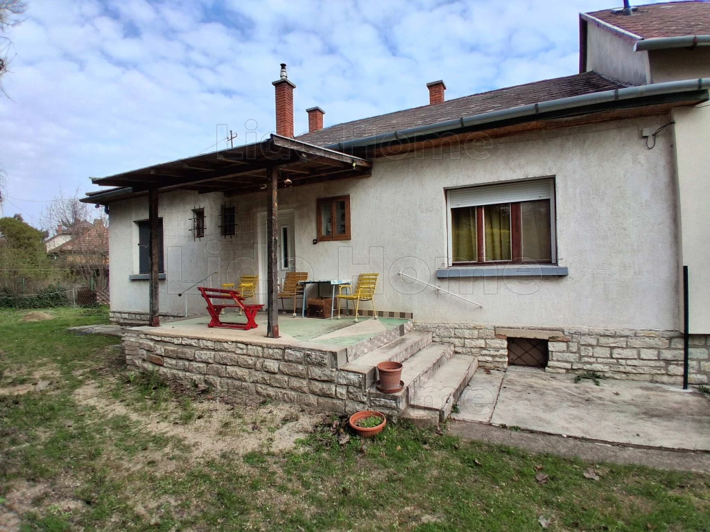 Eladó négyszobás családi ház Balatonfüreden, központi, mégis csendes utcában!