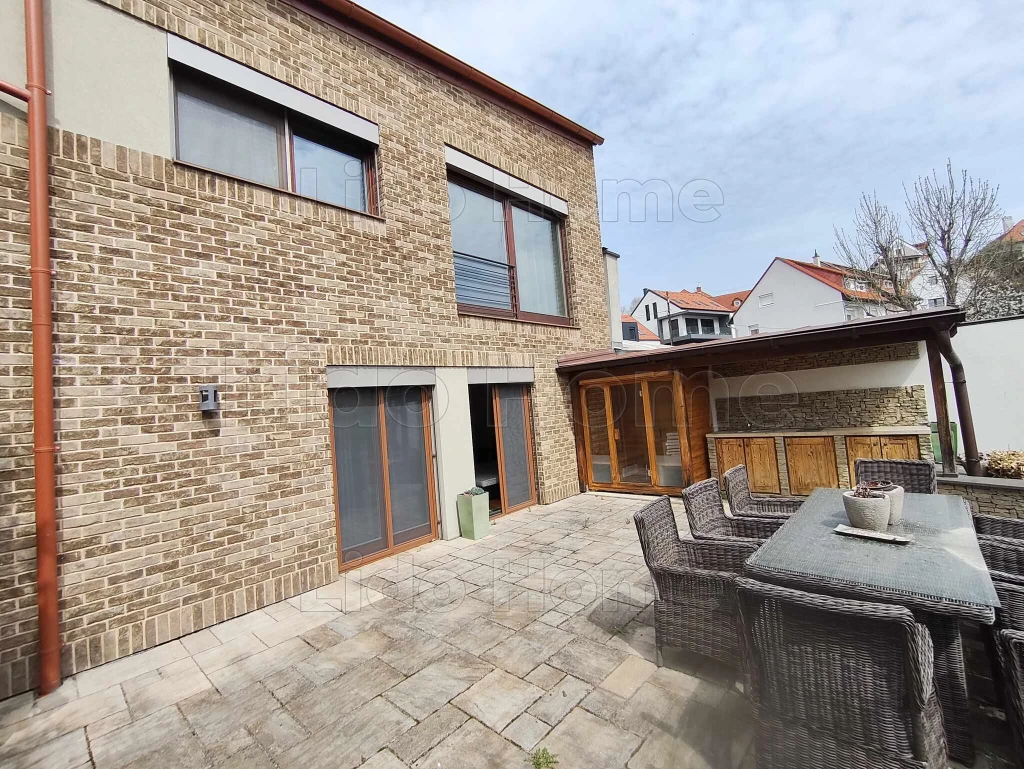 Egyedi hangulatú, várpanorámás, exkluzív kialakítású családi ház!