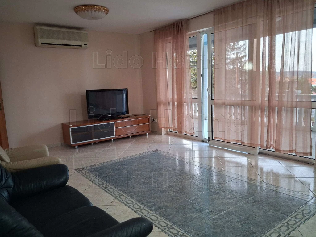 Balatoni panorámás, tágas kétszobás lakás kiadó Balatonalmádiban