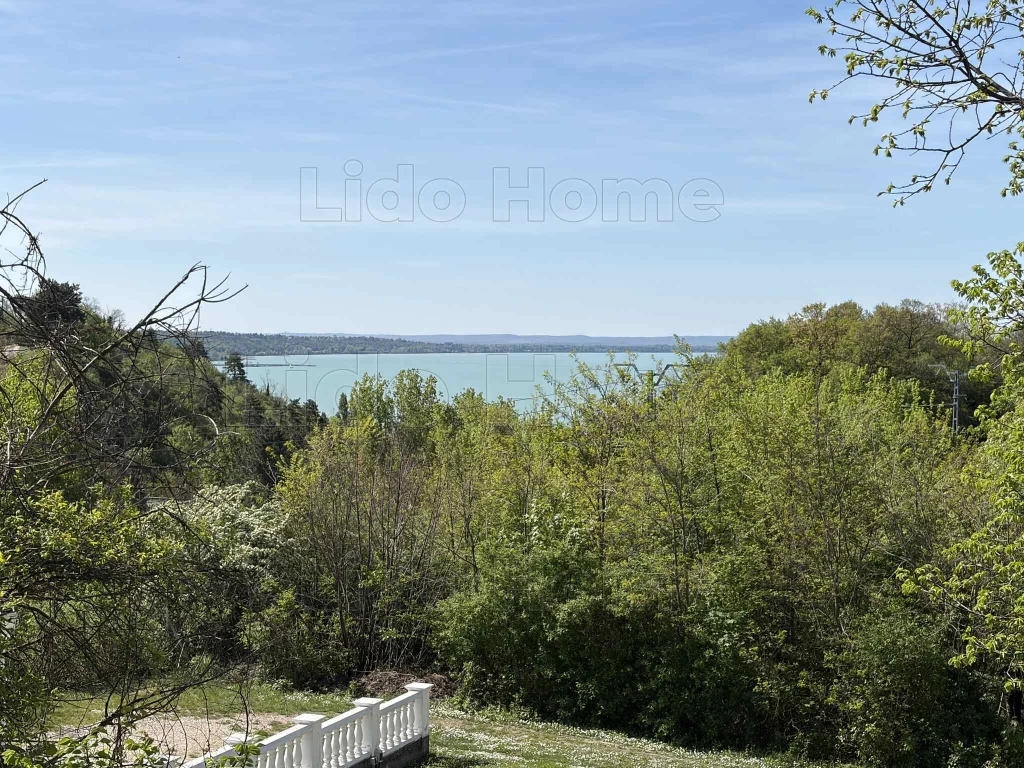 Balatonakarattyán 4 szobás részpanorámás nyaraló eladó használati megosztással