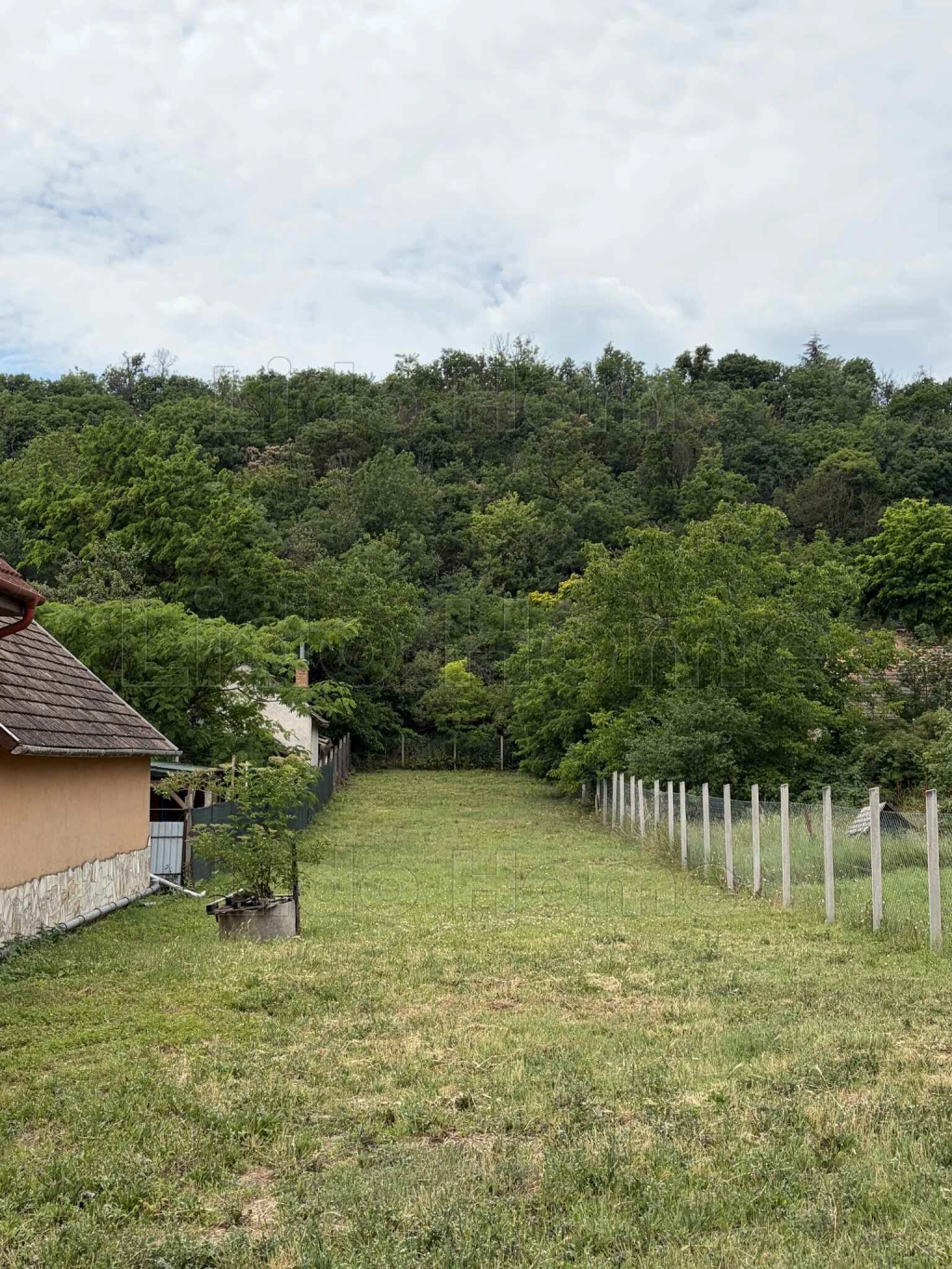 Balatonkenesei összközműves építési telek kész építési tervvel, részpanorámával