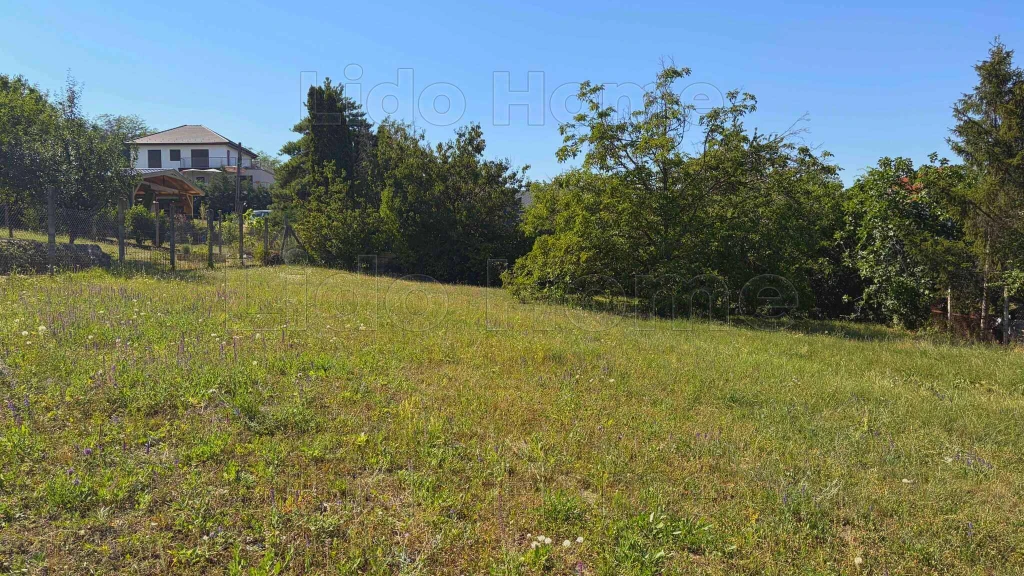 Balatonkenesén összközműves építési telek panorámás lehetőséggel