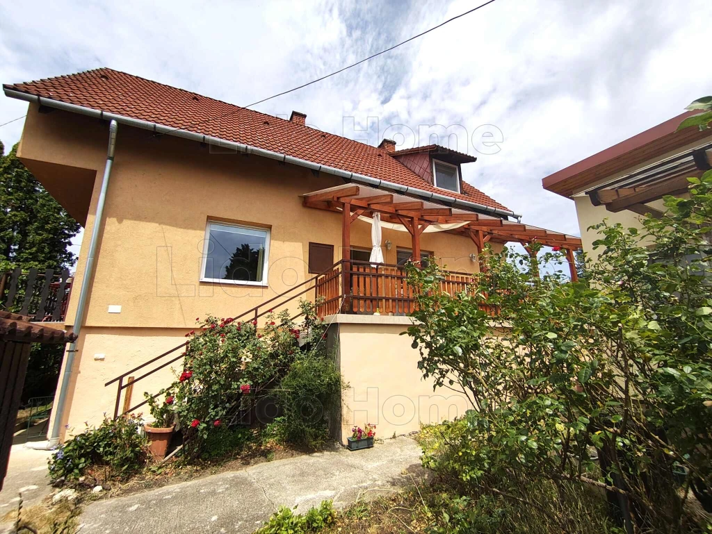 Kiváló állapotú családi ház különálló vendégházzal, gyönyörű kerttel Balatonfűzfőn!