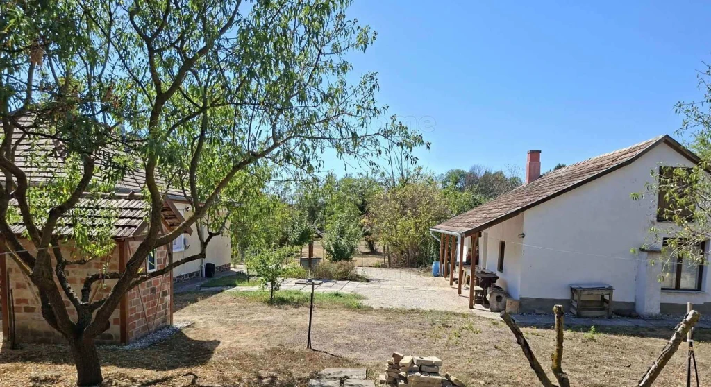 Számtalan lehetőség egy ingatlanban, külön telek, 2 ház,, bővíthetőség Balatonkenesén!