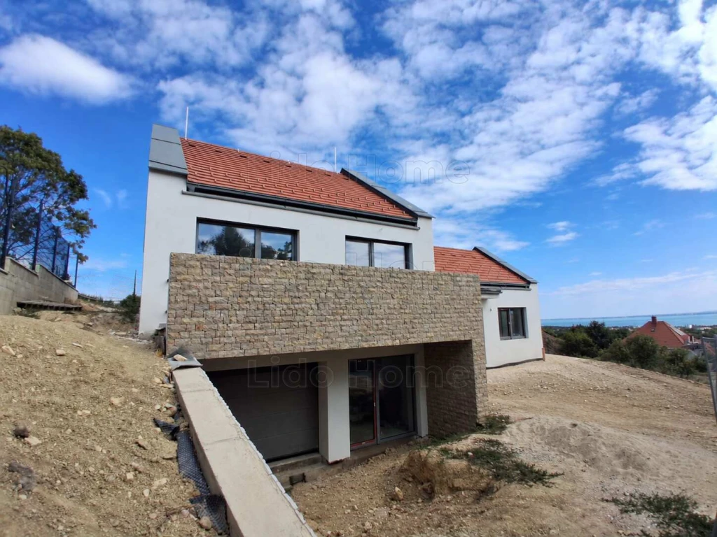 Örökpanorámás, újépítésű családi ház Balatonfüreden