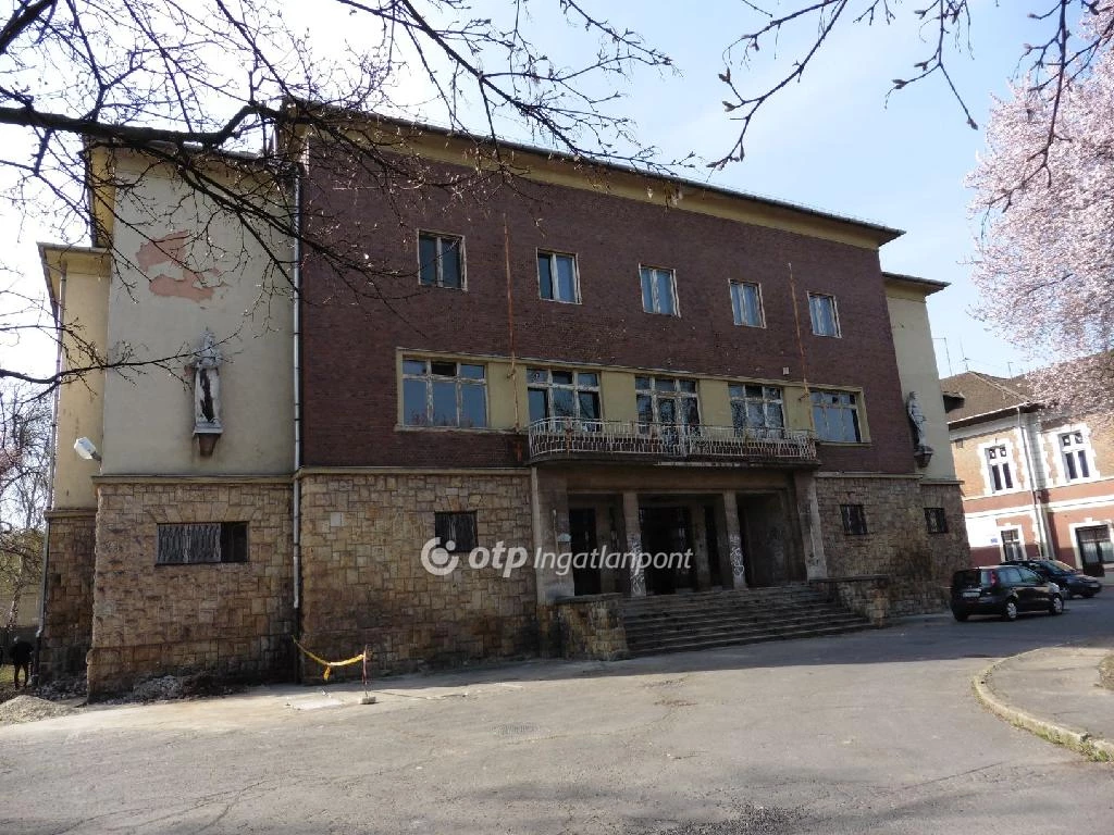 Eladó hotel, panzió, Miskolc, Újgyőri főtér