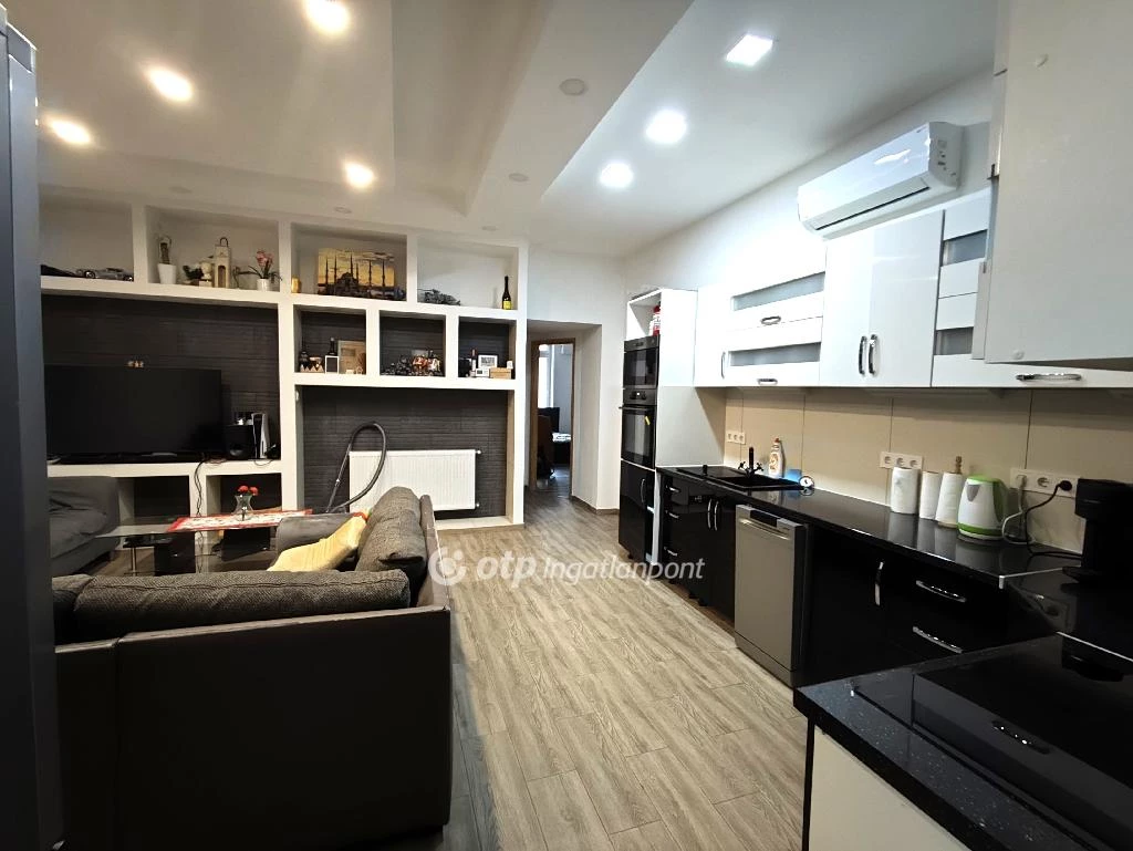 For sale brick flat, Budapest VIII. kerület, Teleki tér