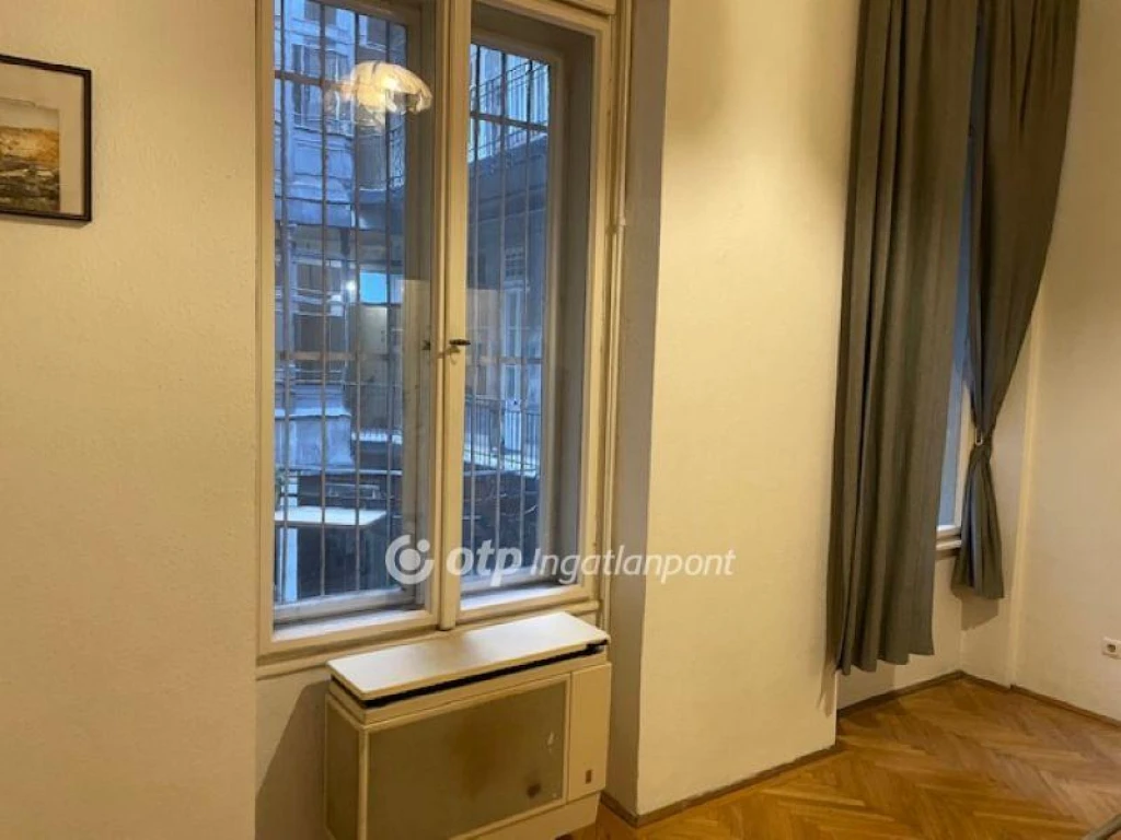 Eladó téglalakás, Budapest V. kerület, Párizsi udvar