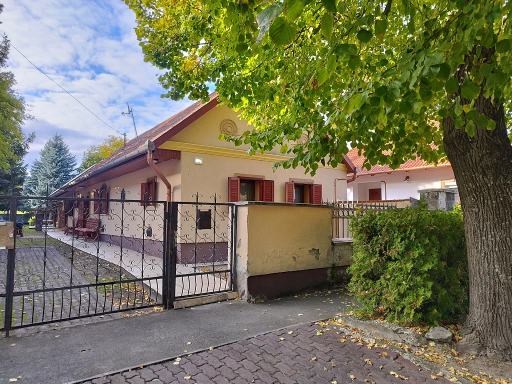 Cserépfalun eladó bútorozott családi ház