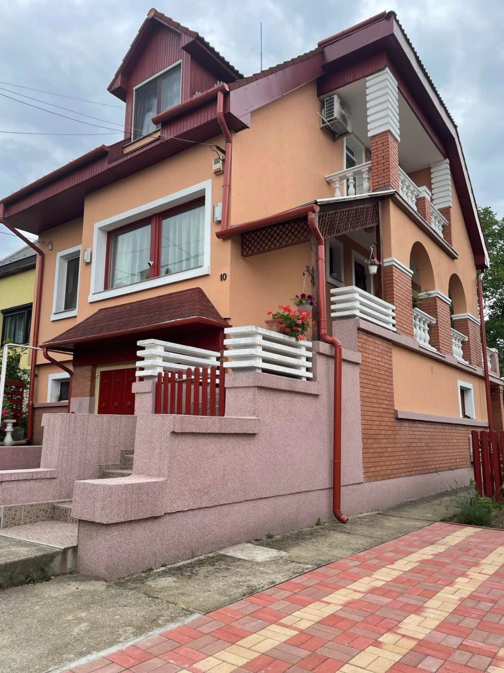 Miskolcon eladó tágas családi ház