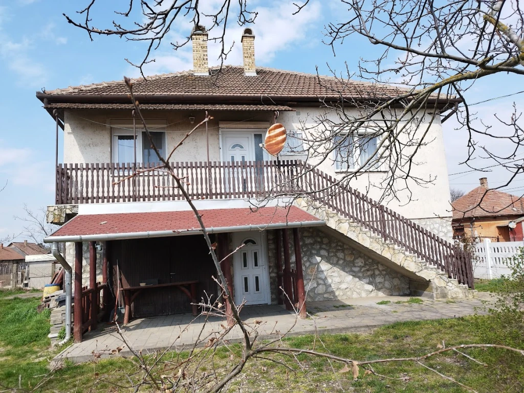 Mezőcsáton eladó kétgenerációs családi ház