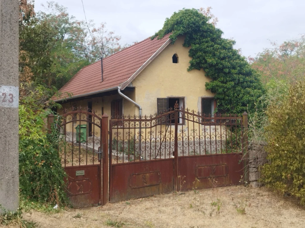 Kisgyőrben eladó felújítandó családi ház