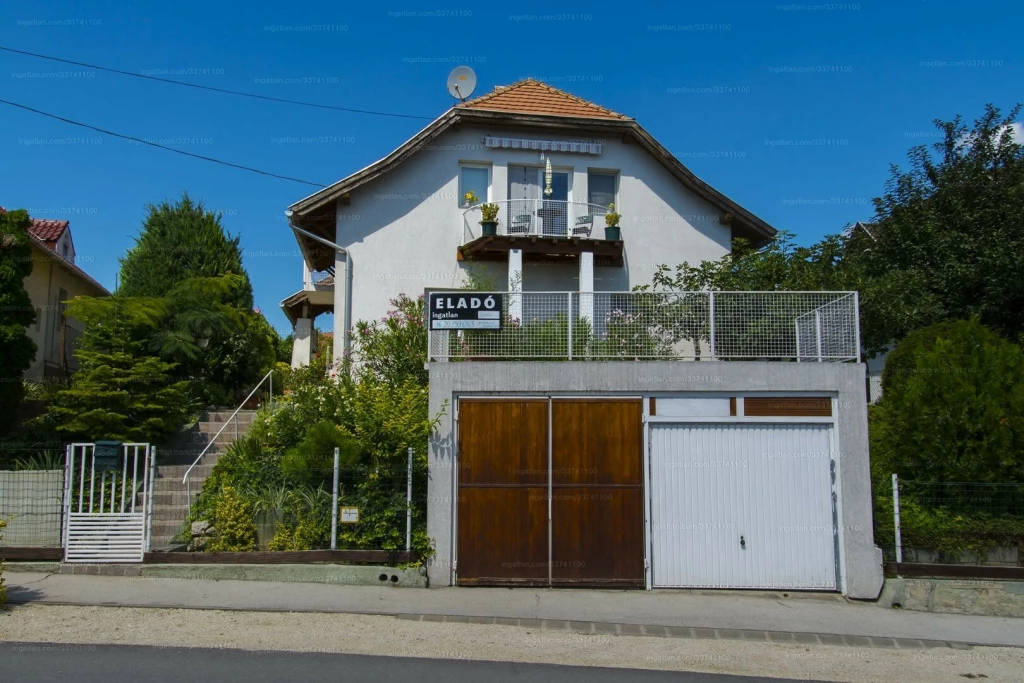 BALATONKENESÉN CSALÁDI HÁZ ELADÓ!