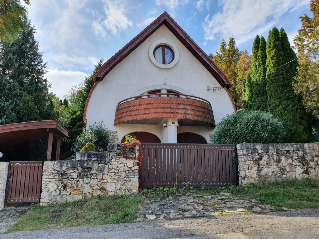 Nagykovácsi Ófalu részén egyedi tervek alapján épült családi ház eladó