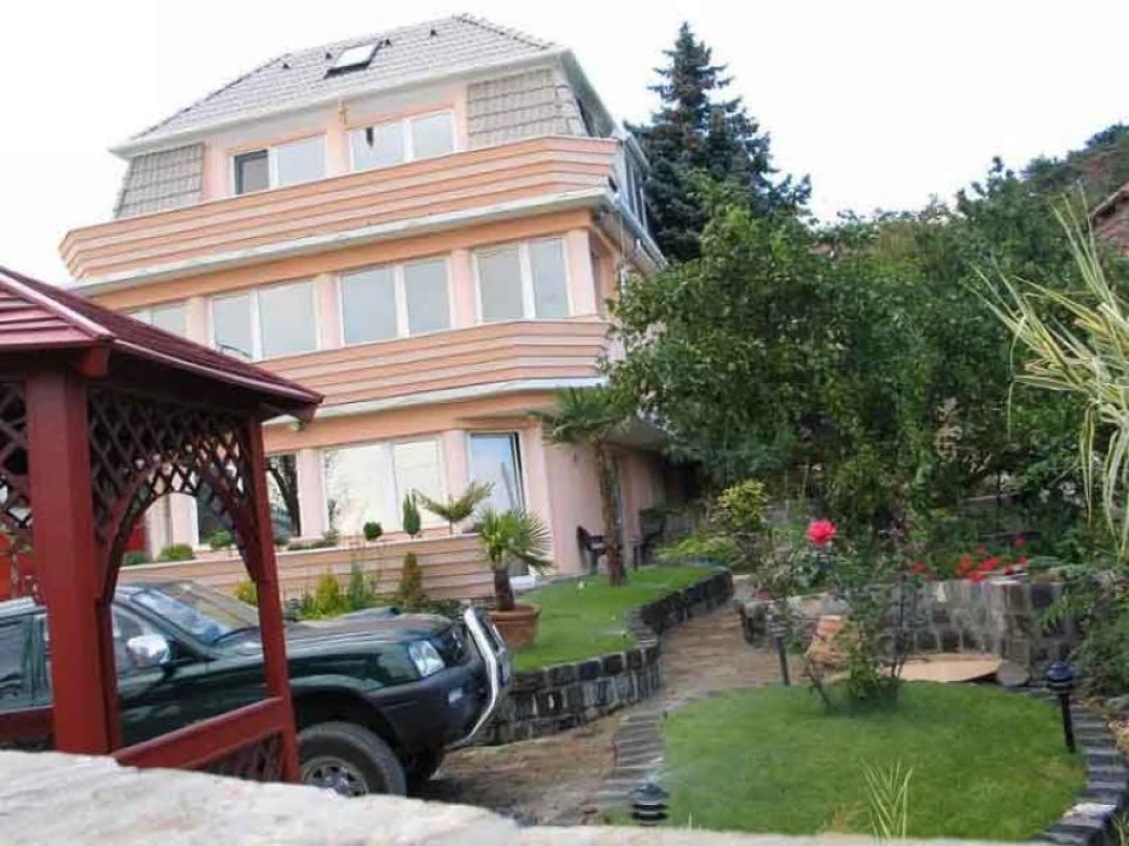Budaörsön a Liliom utcában 2 szobás, fa teraszos kis társasházi, 2. emeleti lakás 239 000 + rezsiért kiadó nemdohányzónak.