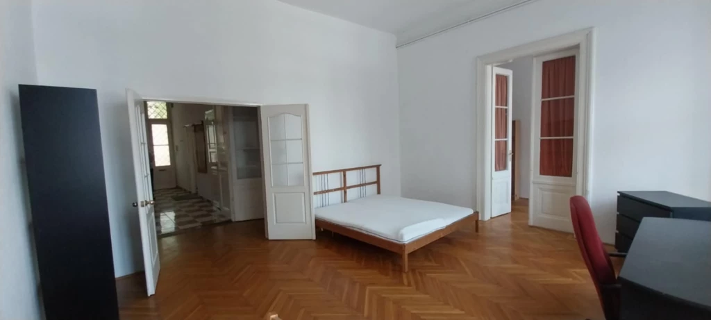 A KELETI PÁLYAUDAR MELLETT 2 SZOBÁS, RÉSZBEN FELÚJÍTOTT LAKÁS ELADÓ!