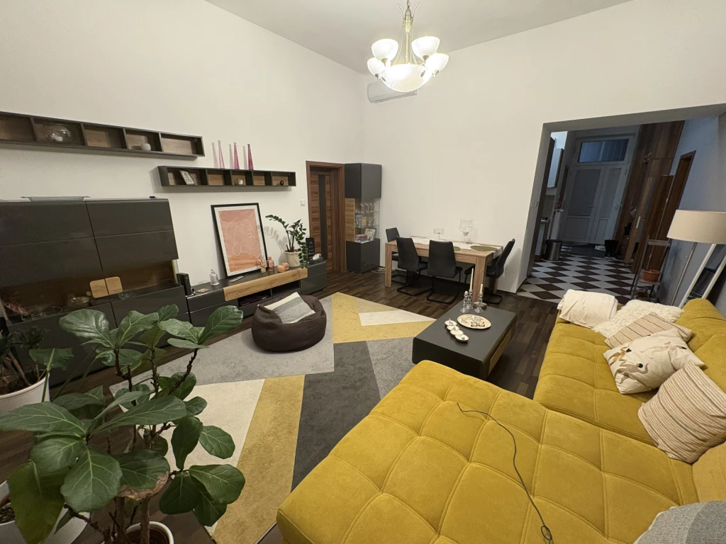 AZ ALMÁSSY TÉREN FELÚJÍTOTT, IGÉNYES, 3 SZOBÁS LAKÁS KIADÓ!