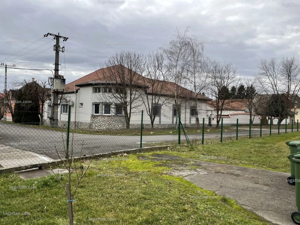Szentlőrinc csendes, nyugodt részén 240nm-es, 4+2 szobás, felújított családi ház eladó