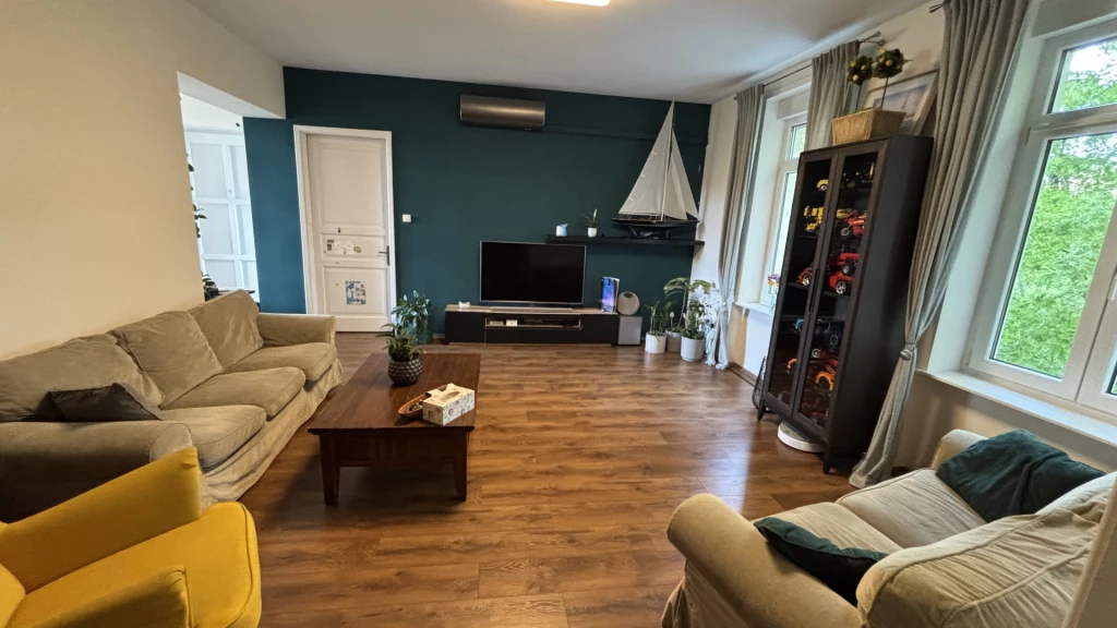 Pécsett, a Semmelweis utcában 105 nm-es, II. emeleti felújított lakás eladó