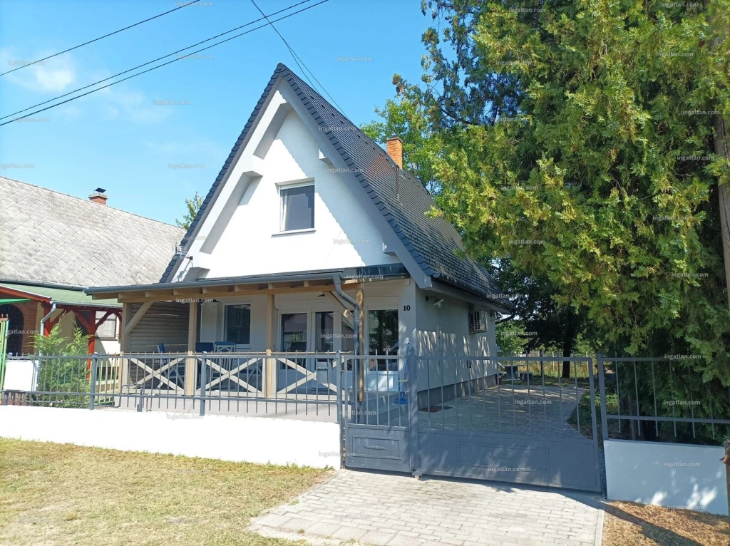 Tiszakécske üdülő övezeti részén található felújított nyaraló eladó