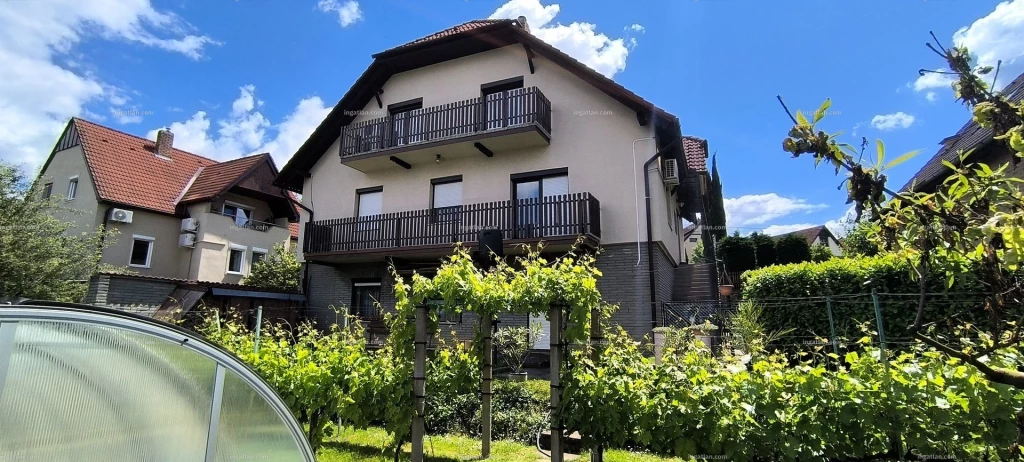 Eladó Kozármislenyben egy ÖRÖKPANORÁMÁS, a Mecsek felé néző DUPLA KOMFORTOS családi ház