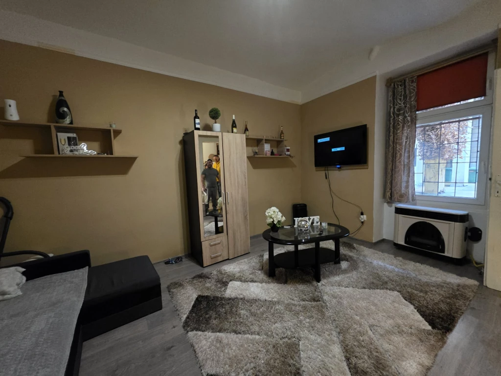 A KLINIKÁK METRÓÁLLOMÁSNÁL 1 SZOBÁS, FÖLDSZINTI LAKÁS ELADÓ!