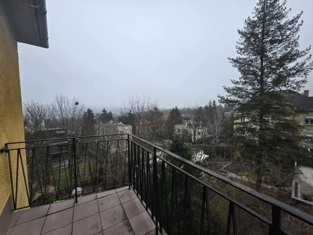 A 12.KERÜLETBEN, ZÖLDÖVEZETBEN FELÚJÍTOTT, DUPLAERKÉLYES LAKÁS KIADÓ!