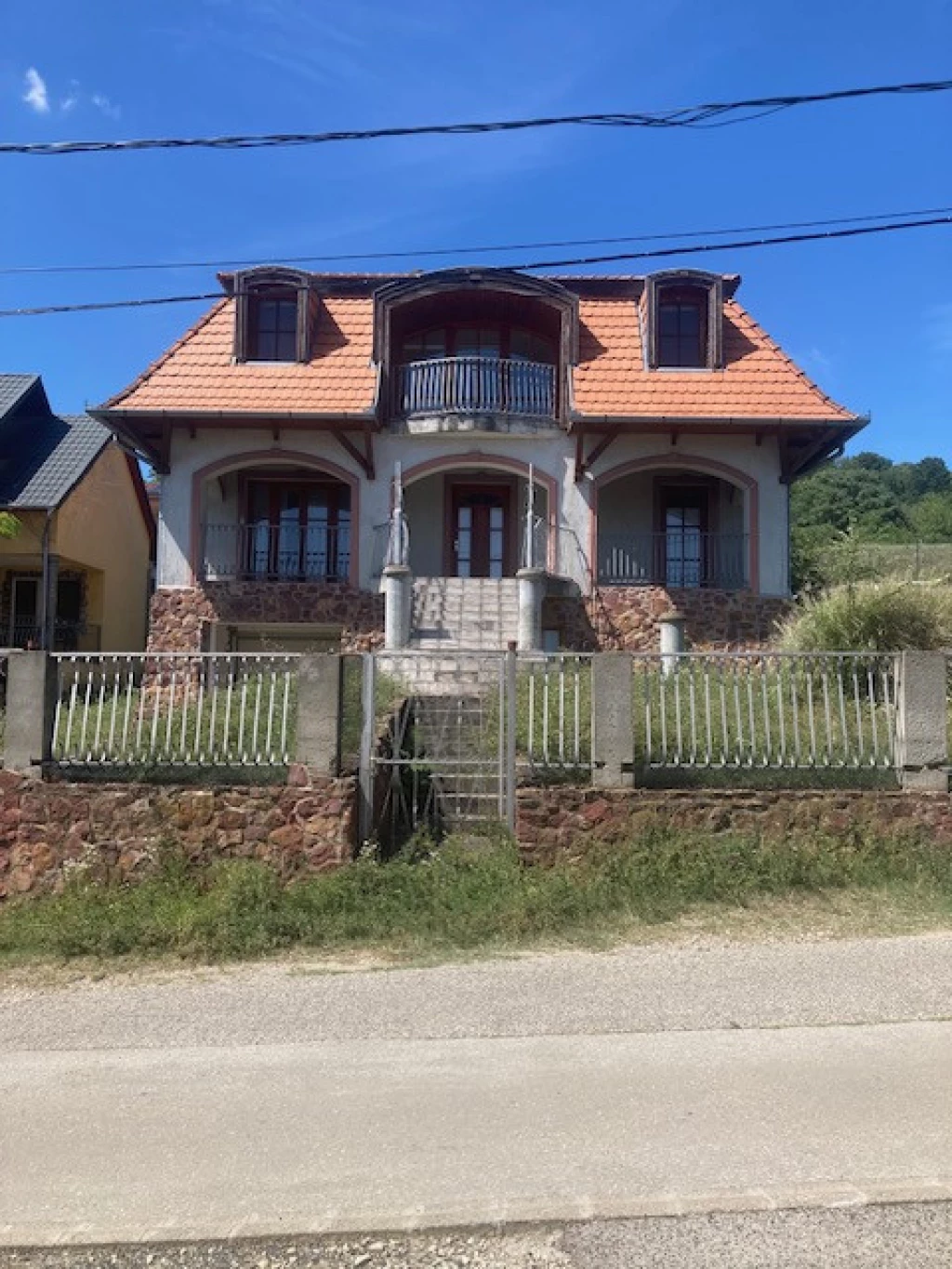 FONYÓDON 3 SZINTES, 3 NAPPALIT ÉS 8 HÁLÓSZOBÁT TARTALMAZÓ CSALÁDI HÁZ ELADÓ!