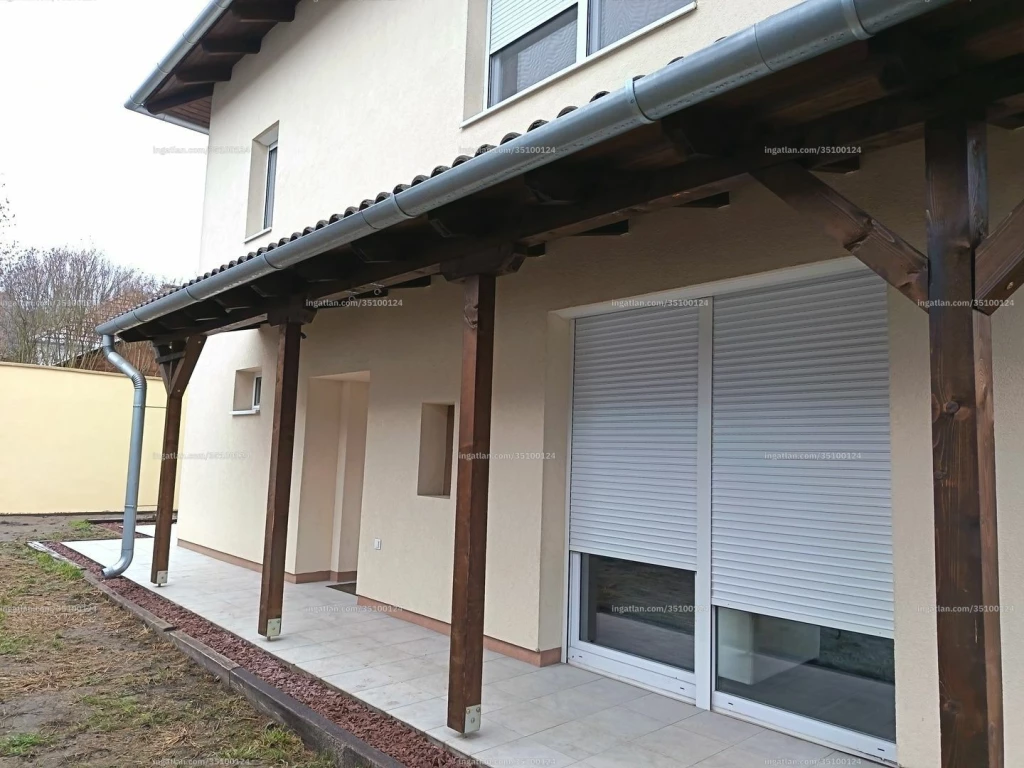 Tulajdonostól eladó 2 szintes önálló, családi ház Pécel csendes egyirányú kisutcájában.